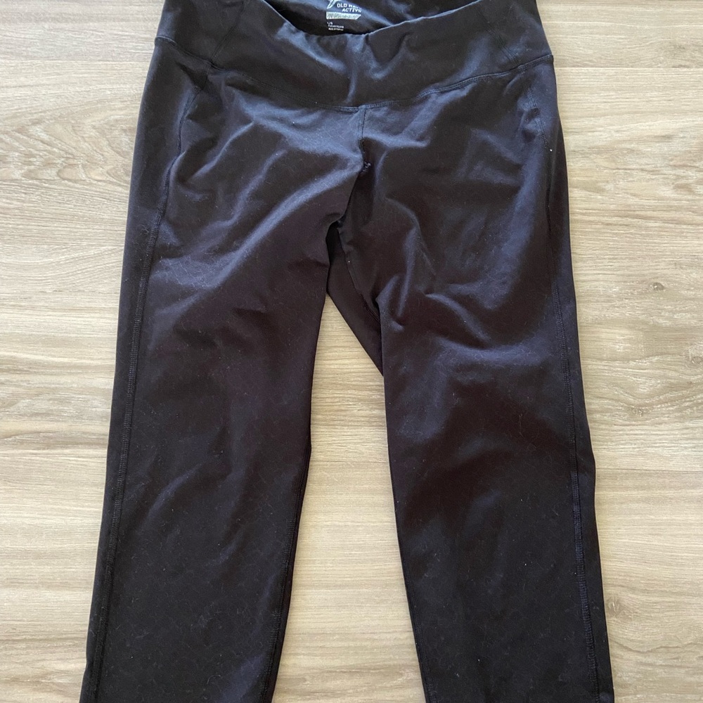 Black athletic cropped leggings with diamond pattern